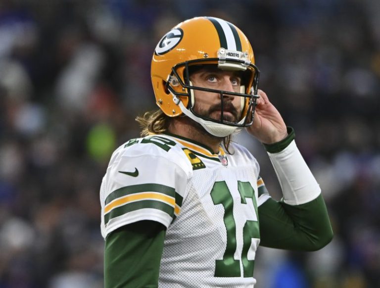 Aaron Rodgers on politics: ‘I’m laughing at both sides’